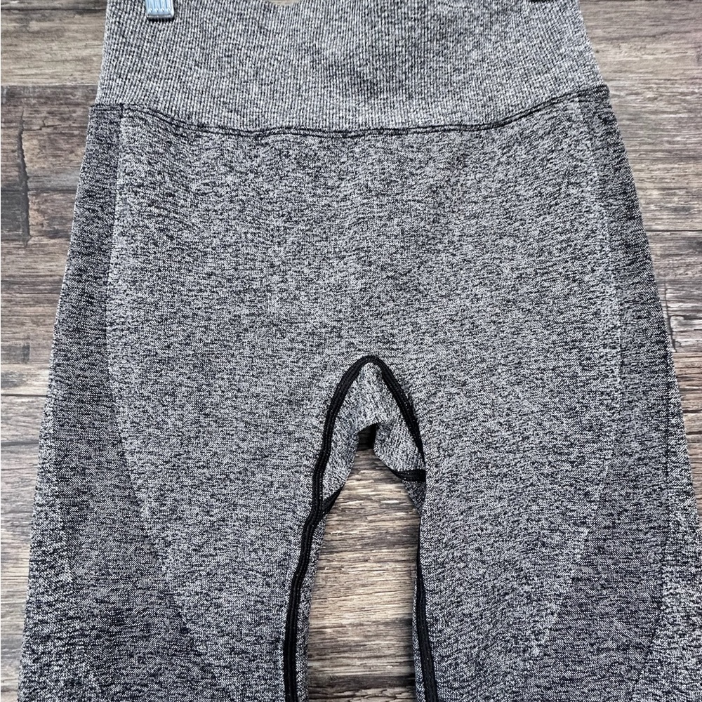 PINK Victoria's Secret Gray Leggings with Stretchy Fabric and Contoured Design - Picture 4 of 9